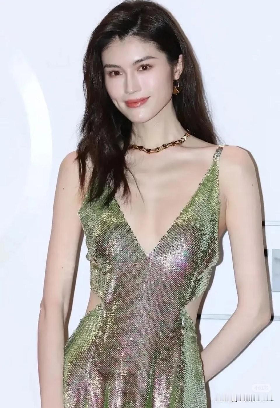 禾穗这个人
我发现我错的离谱
开始我以为陈伟霆
图禾穗肤白貌美大长腿
图她身材好