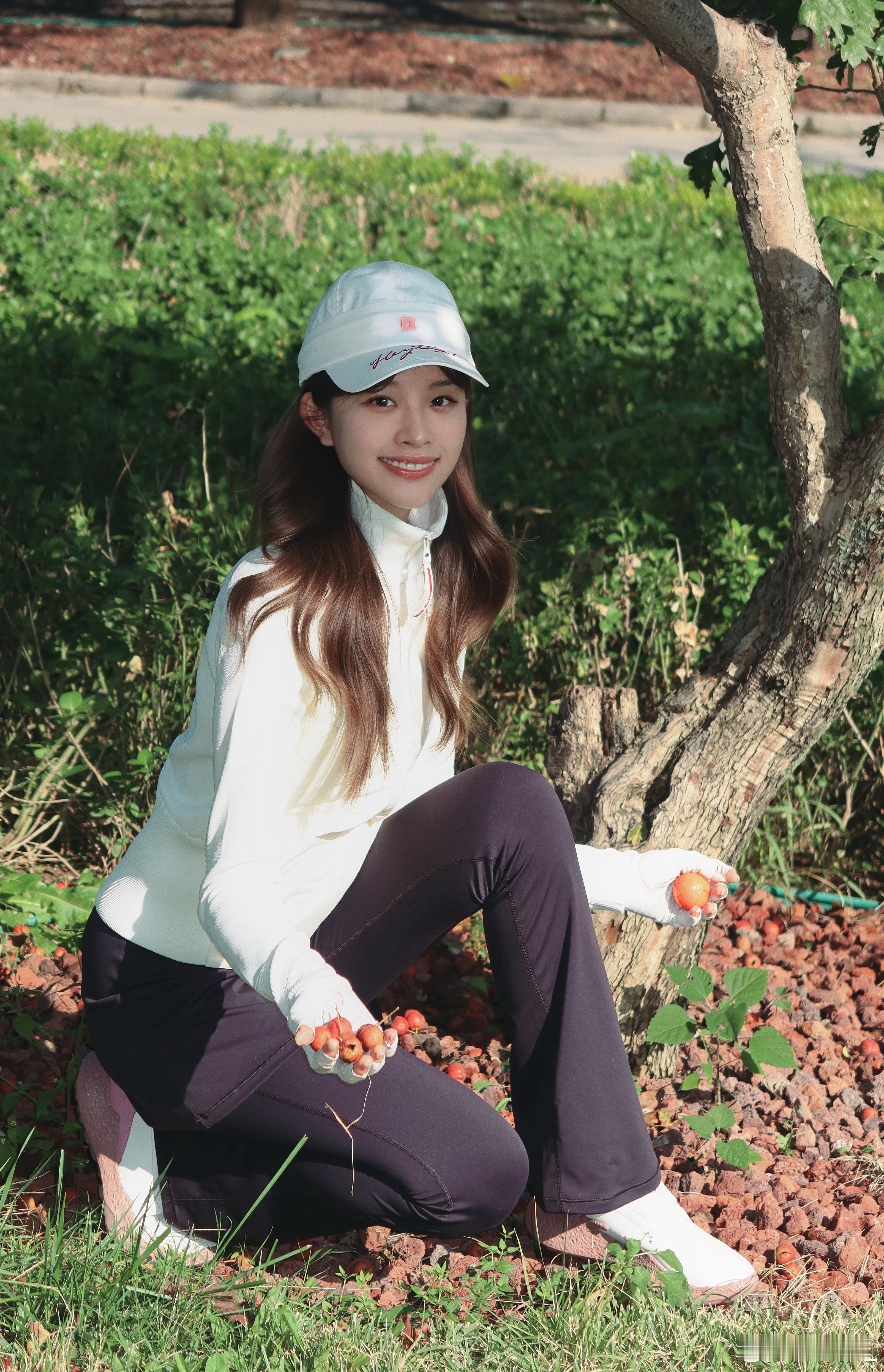 “红果果”～🍎🌼绿油油～🍃☀️秋天好呀[送花花]生活有星意分享一冠蜜糖给你