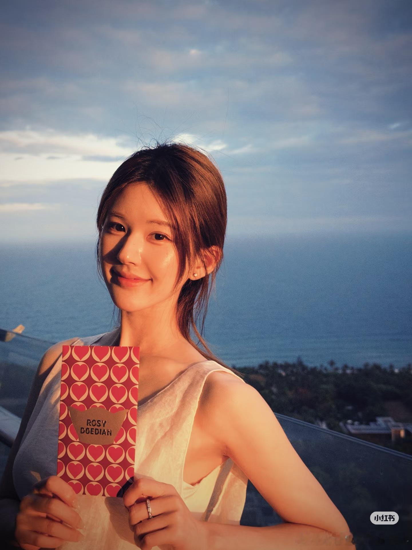 赵露思新年营业 