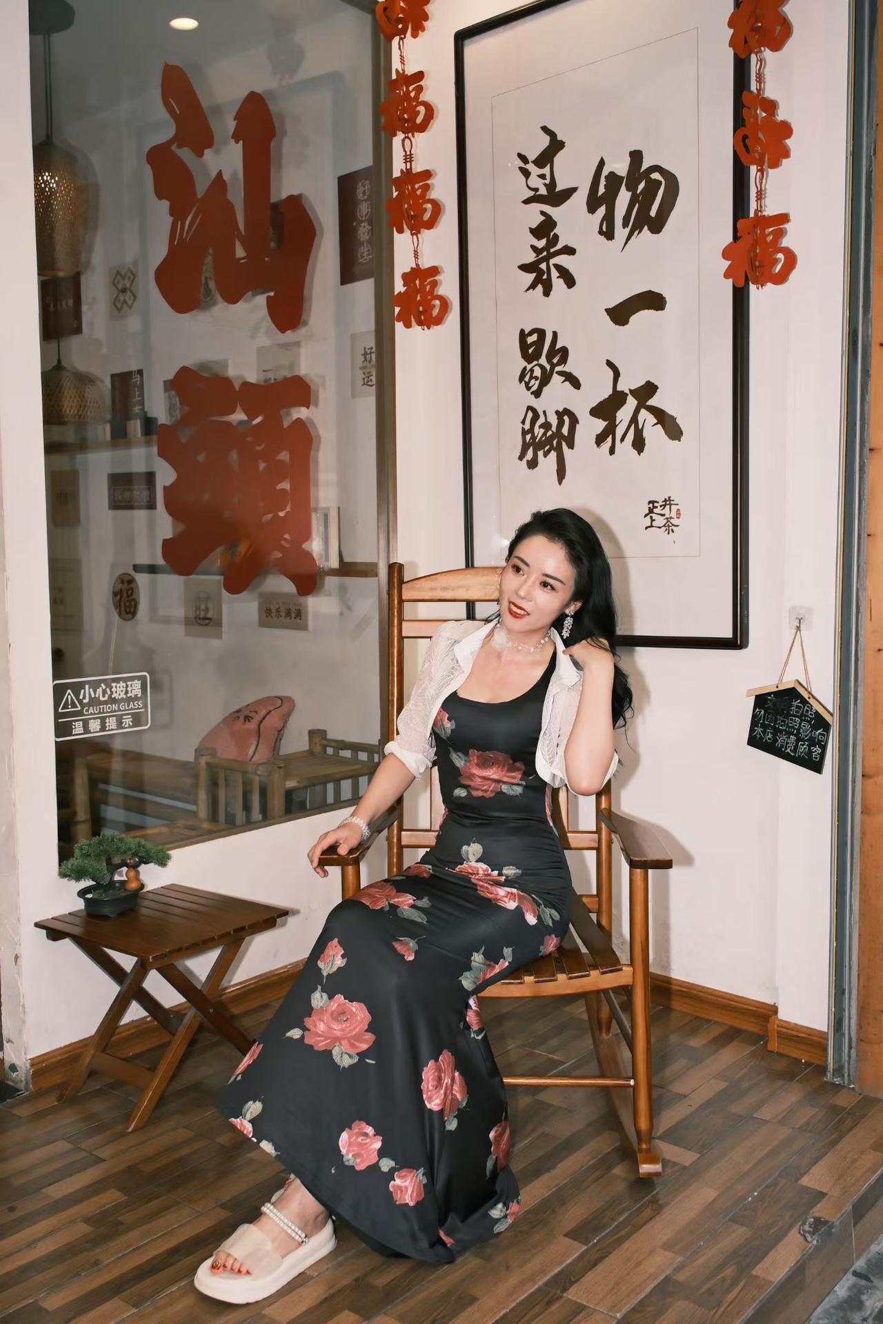 汕头小公园打卡 [呲牙][比心]，谢谢富士相机把我拍的青春靓丽 [玫瑰] 摄影师