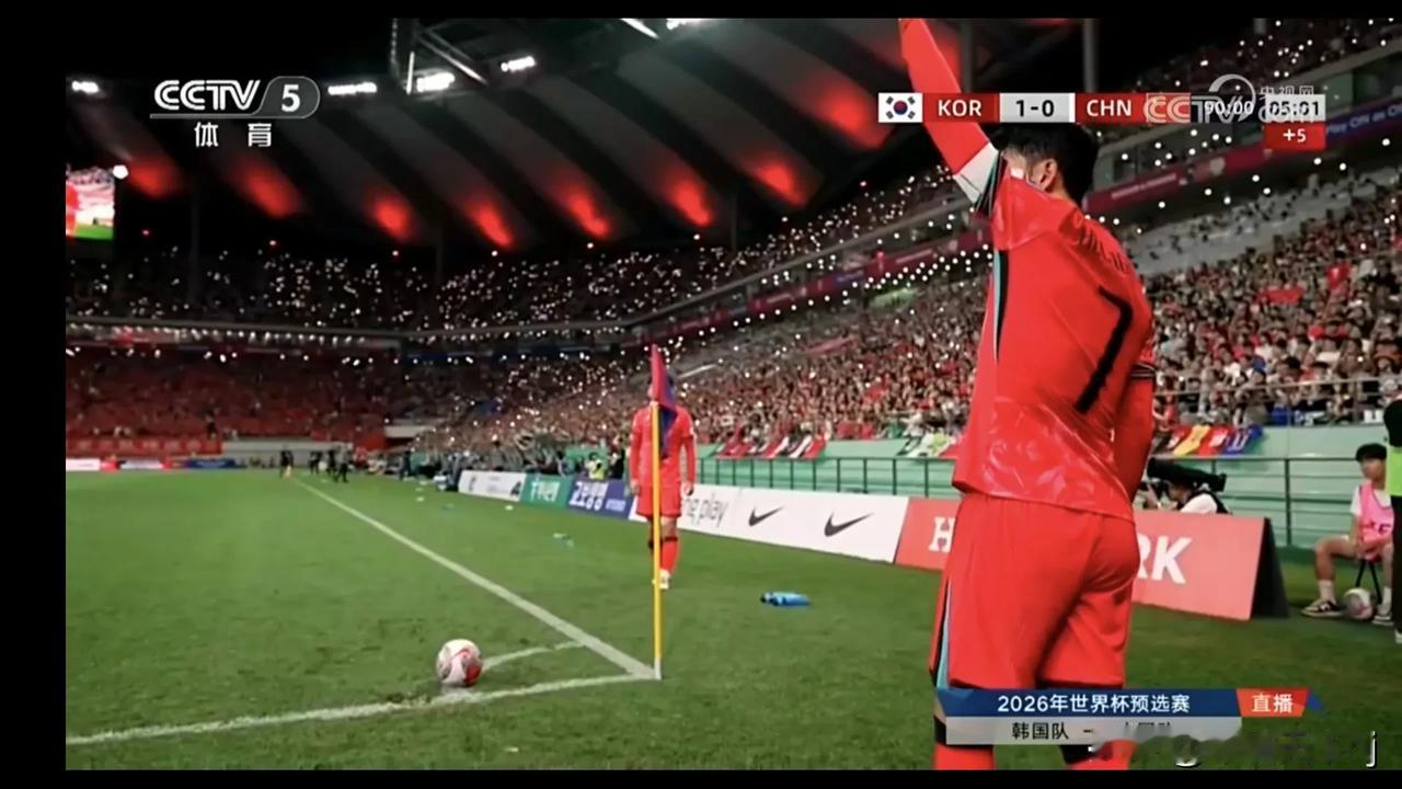 我记得以前的足球比赛的角球都放在角球区里面，今天看中国队与韩国队比赛时发现现在的