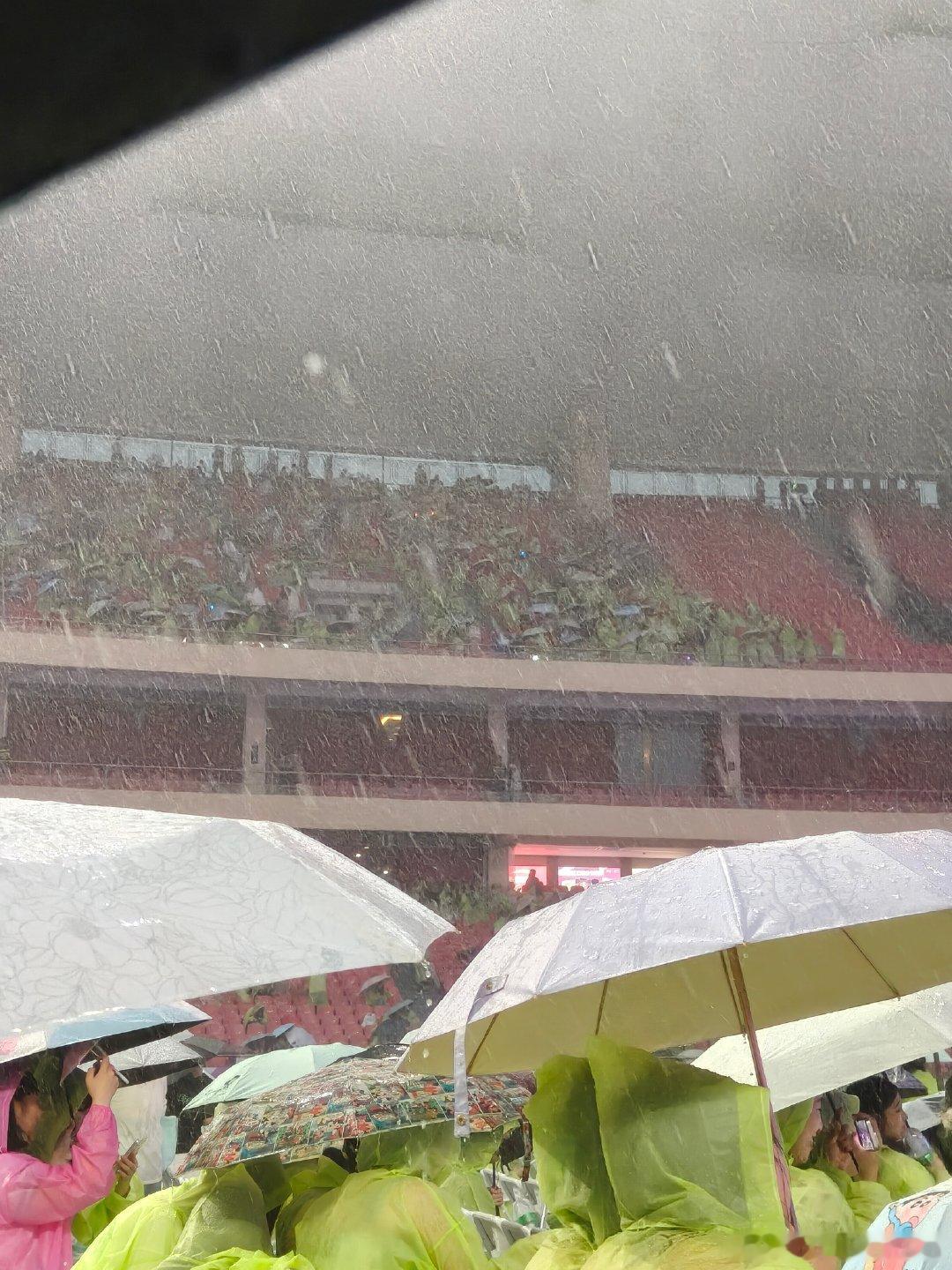 王源上海演唱会大雨王源演唱会大雨 好大的雨，快快停 