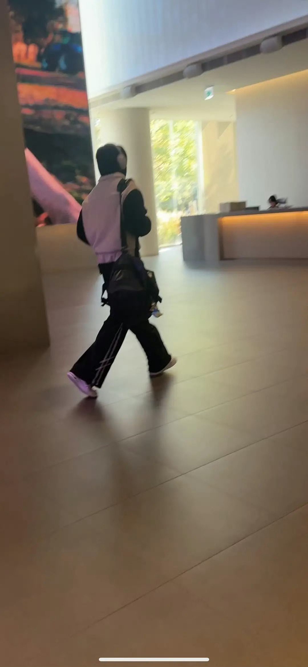 李河民熊猫服上班 李河民今天上班又穿熊猫服了🐼陪他度过四季，对粉丝有着特殊纪念