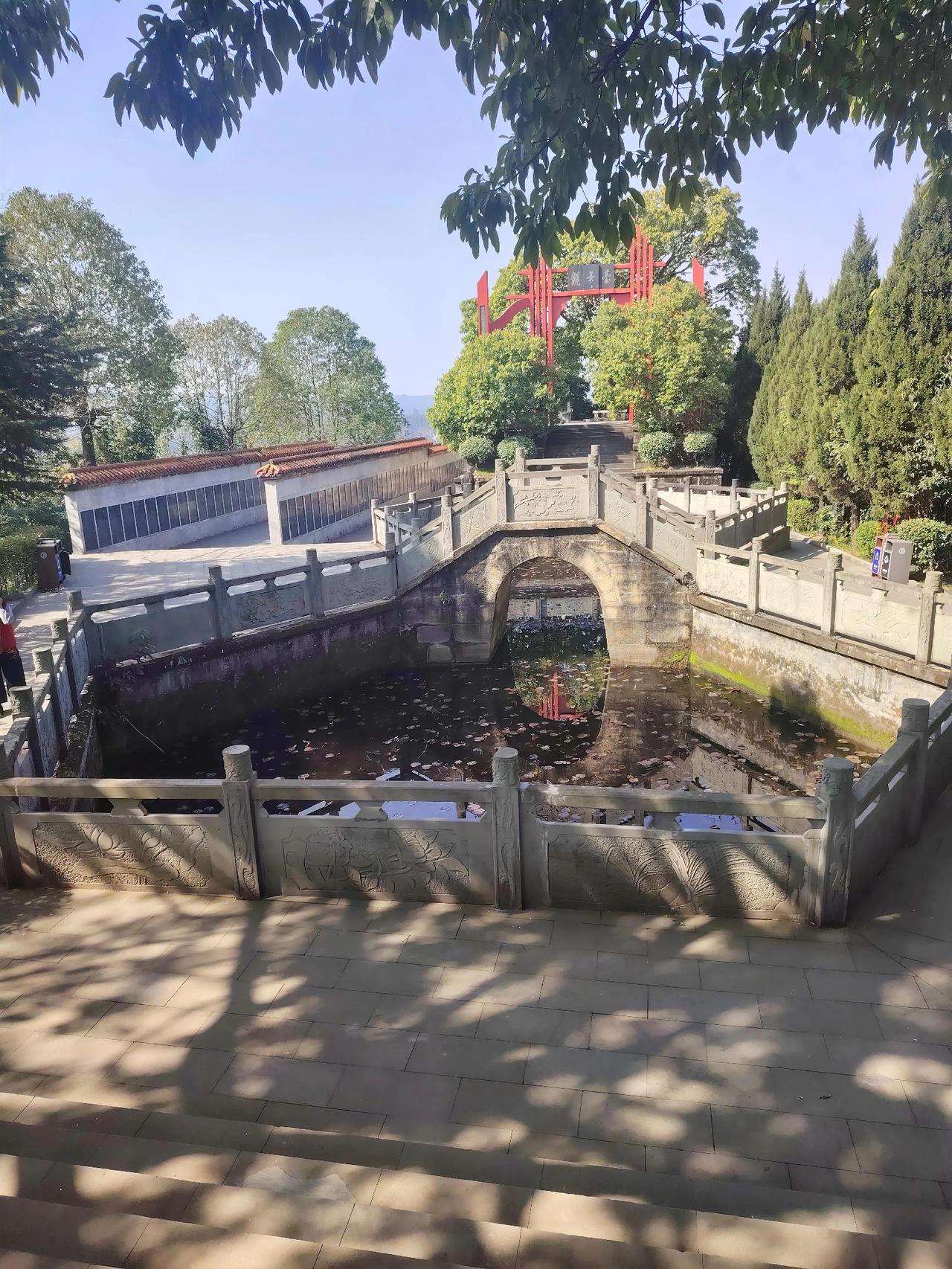 其实我们工薪族关注的角度已经出现了偏差。
大家都在热烈讨论八小时与双休。
想必春