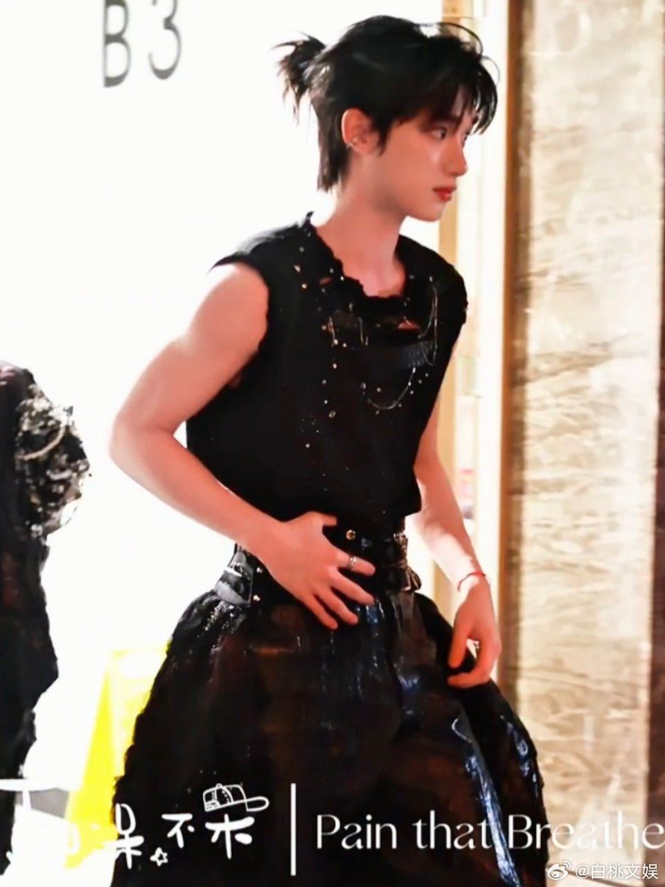 丁程鑫扎小揪揪戴耳夹丁程鑫小揪揪发型配耳夹开始推理吧 丁程鑫这身路透，可以说是“