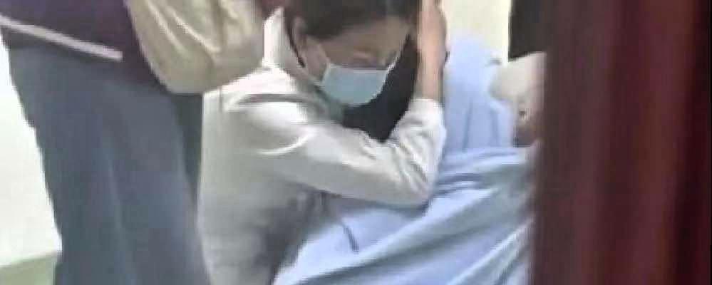 刷到杭州医院那个视频，真是给我看沉默了
 
姑娘得知爸爸抢救无效的那一刻，整个人