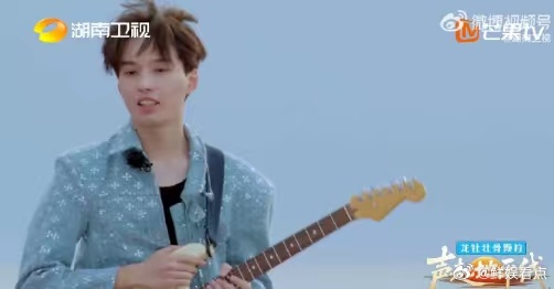 从独唱到合唱，能看出哥哥在有意托着弟弟，引导他进入状态。这种传承感，好动人。迪玛