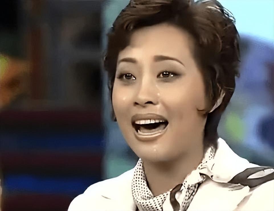 看着她很面熟，后来还是认出来了，这突然一本正经起来，还真让人以为不是她。

《问