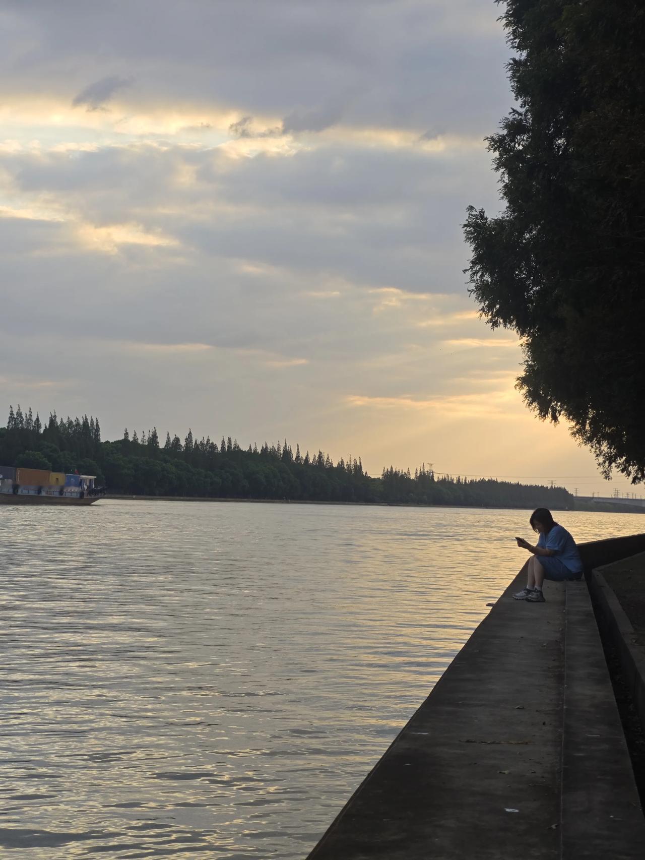 太浦河畔，也能碰上同道中人。不过人家可能是工作紧张的白领，来此放松心情，我只是一