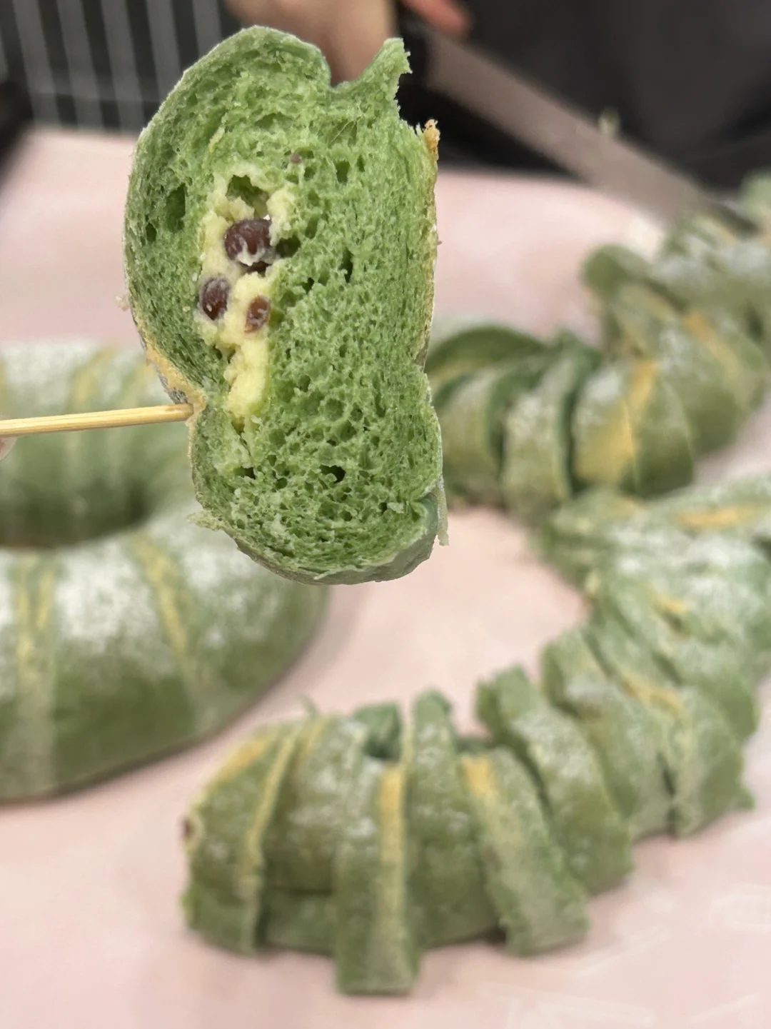 这的面包好大，馅巨巨巨足……
