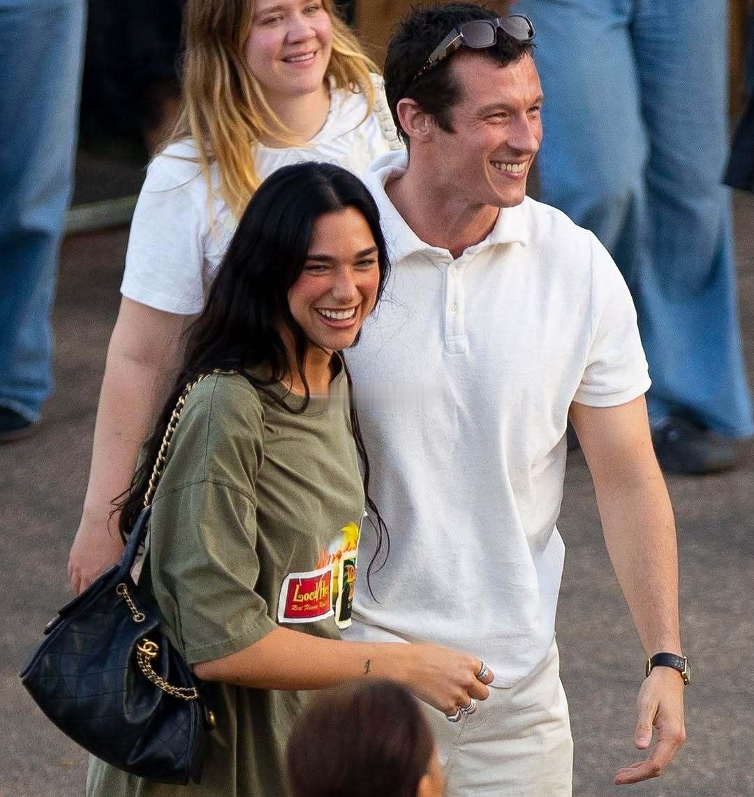 在音乐节甜蜜相拥的Dua Lipa和未婚夫Callum Turner👇 ​​​
