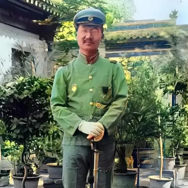 1916年，孔祥熙一张罕见的留影，照片中的他一身戎装，不过看起来还非常的青涩，也