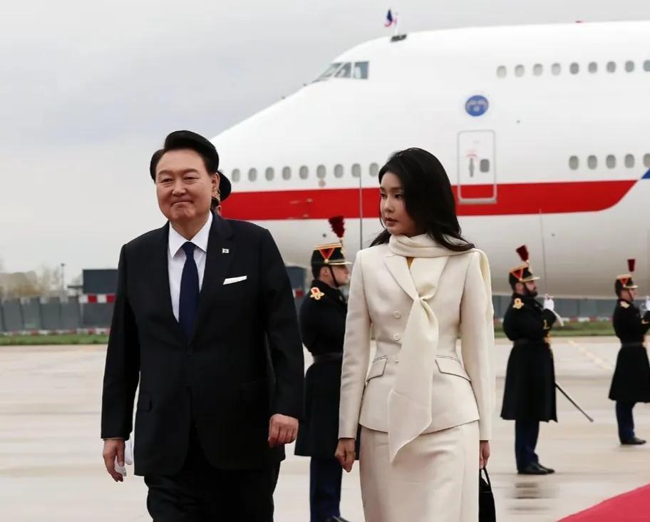 金建希在拘留所的待遇不如尹锡悦，尹锡悦的拘留室起码还有张床，而金建希的拘留室却没
