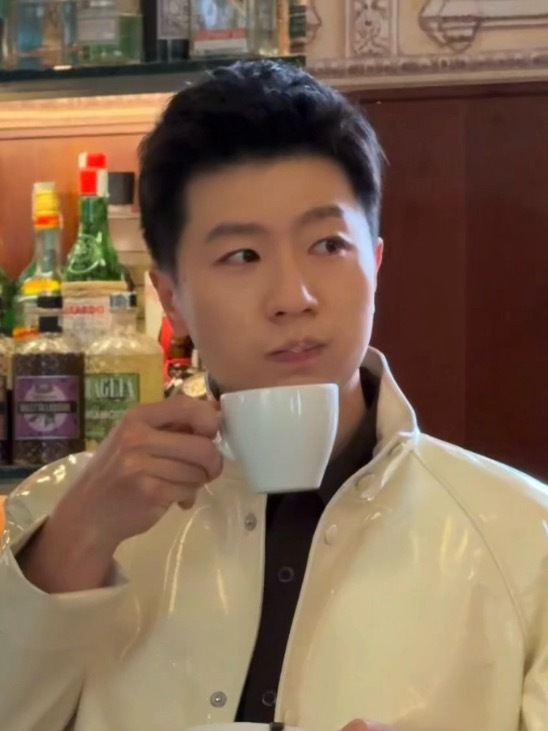 正面看萌，侧面看萌，上面看萌，下面看萌，穿着Prada看萌，坐在奥迪里看萌，透过