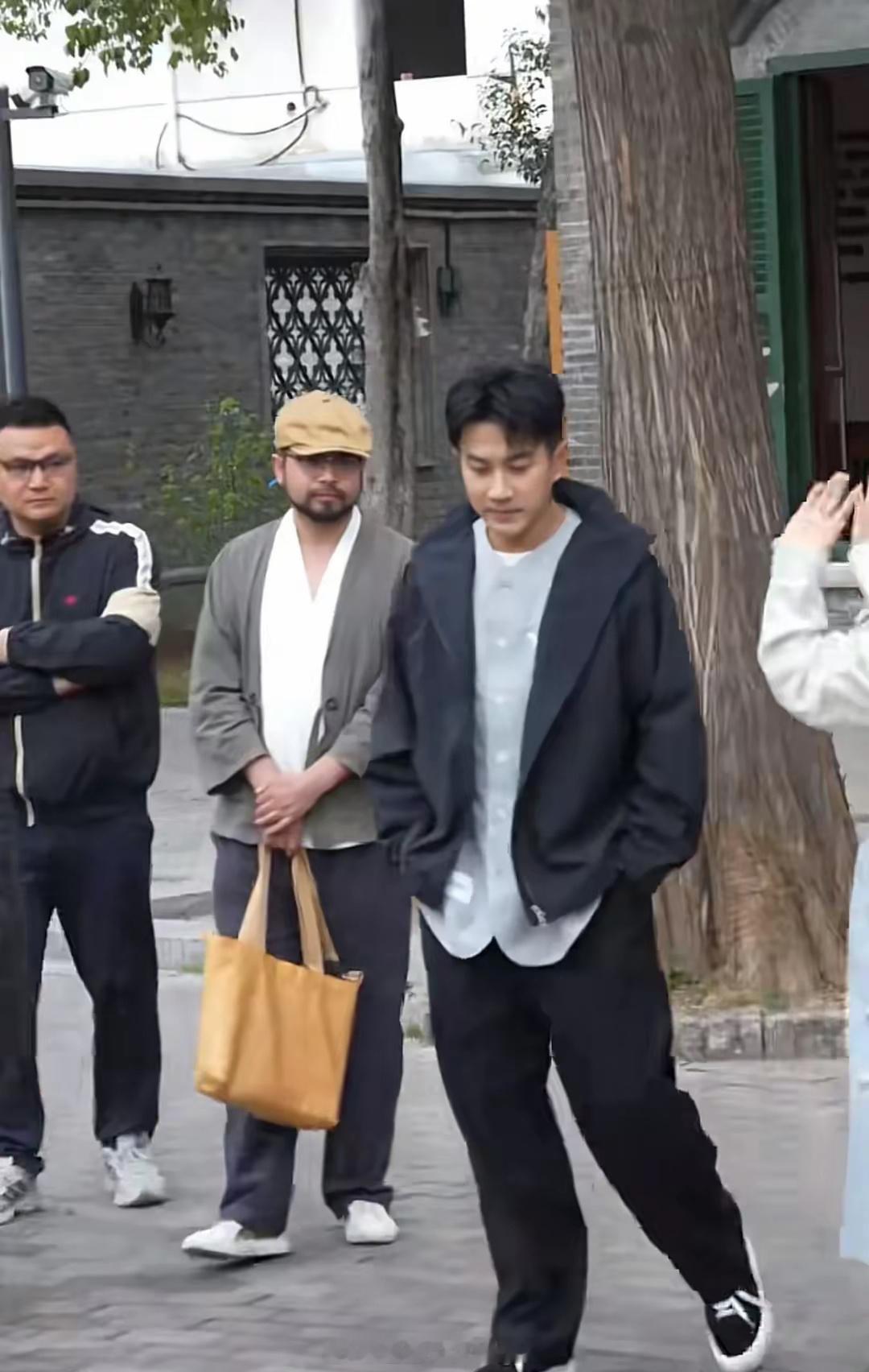 网友偶遇刘恺威游淮安，真的是硬帅，丝毫看不出已经51岁了 