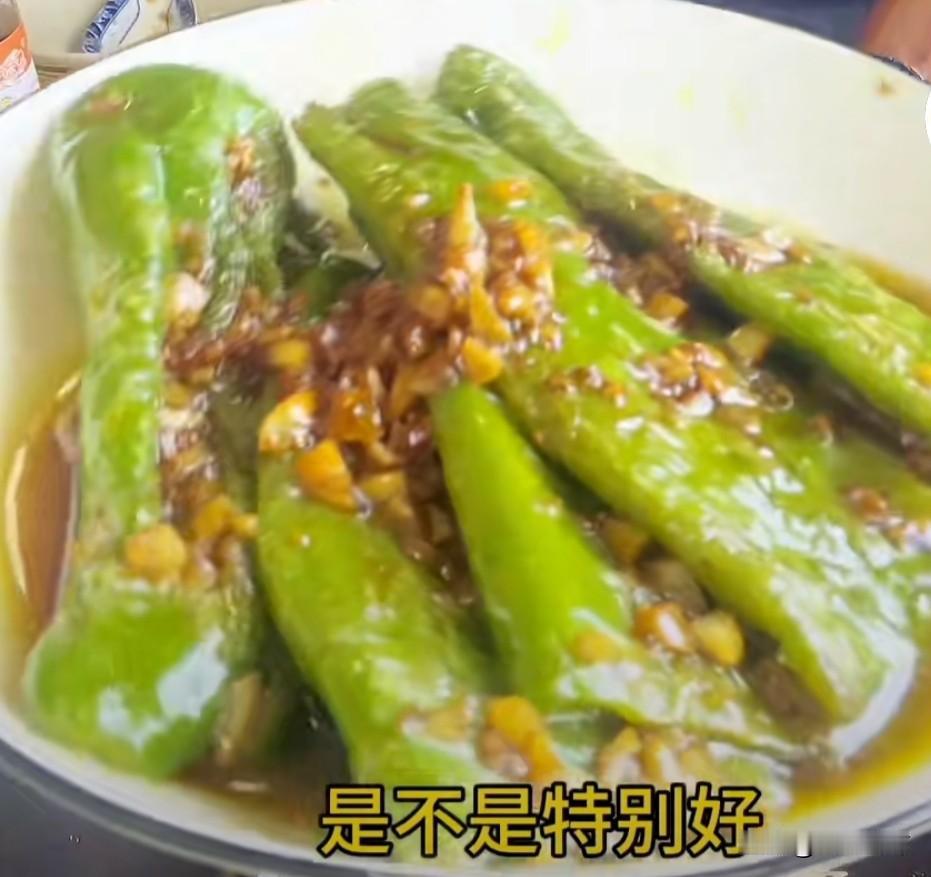 青椒洗净去蒂，擦干表面水分。热锅少油，下辣椒中小火慢煎，反复按压至表皮起皱焦黄盛