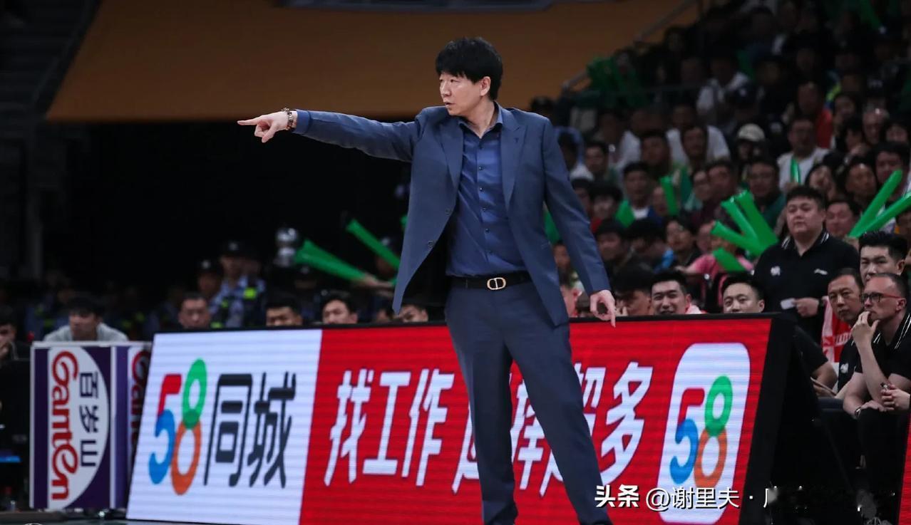 这让邱彪怎么打？和辽宁打几乎全是错位，杨鸣手握“尺寸”优势力压新疆，前场身高平均