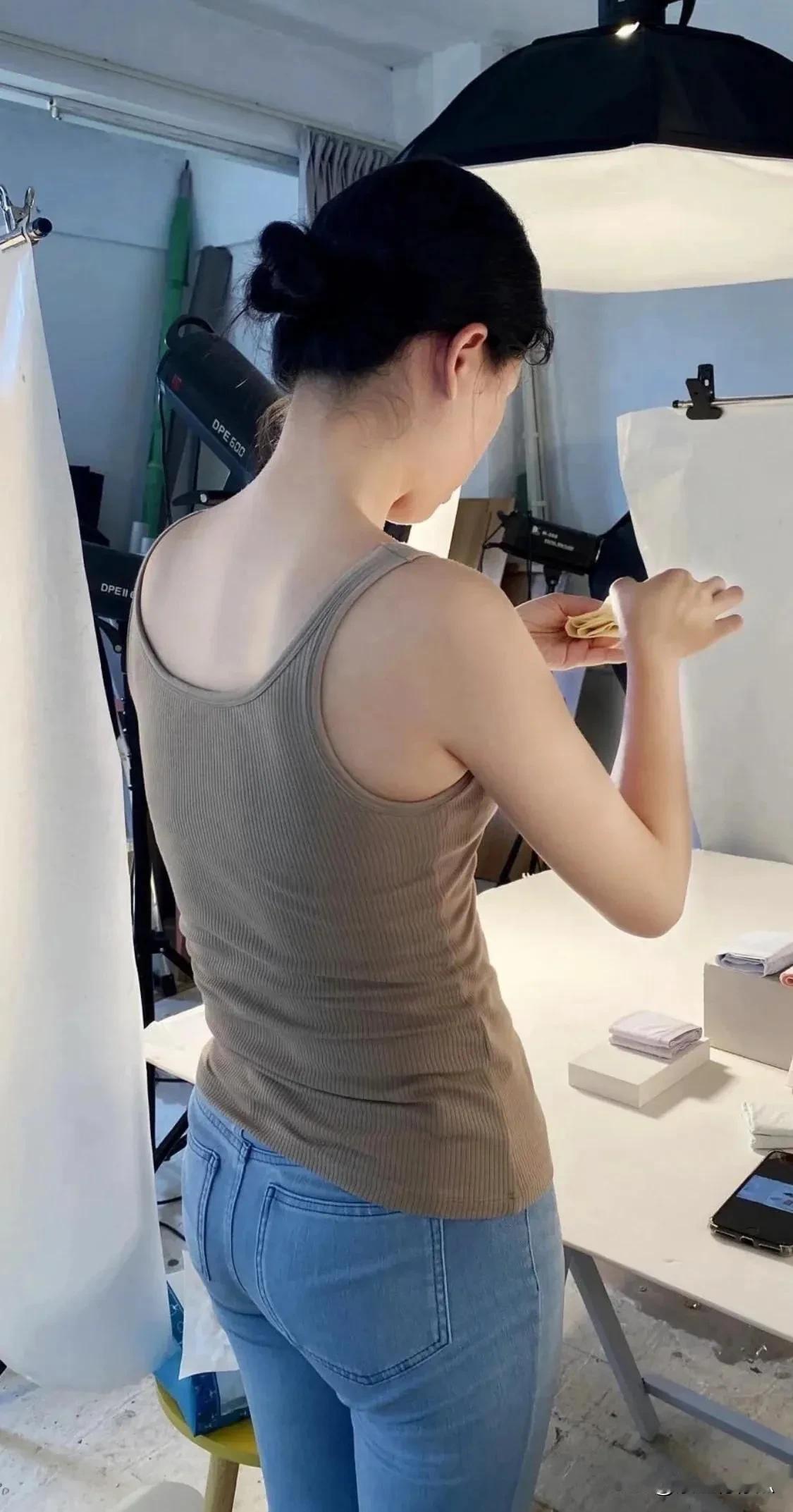 生活其实就是这般简单纯粹，每日有序进行。工作时全情投入，追逐心中梦想；用餐时细品