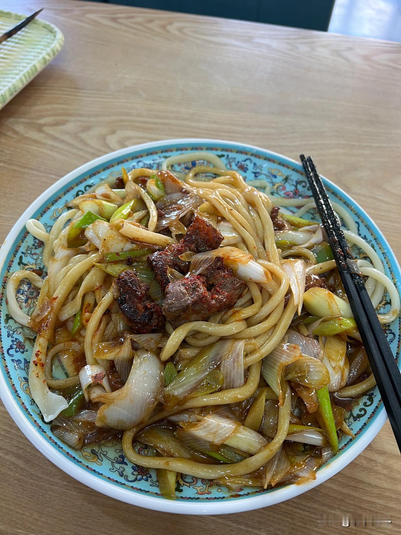 来了一串儿红柳肉串儿，大肉串儿，又来了盘儿葱爆肉拌面[呲牙]新疆风味烤肉串 新疆