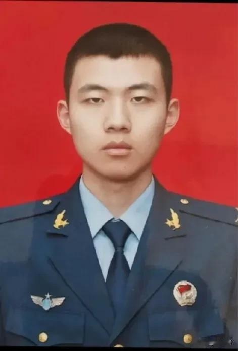 离家时胸带红花，归来时国旗护体，19岁烈士杨宇轩在处置空降特情中壮烈牺牲，妈妈哭