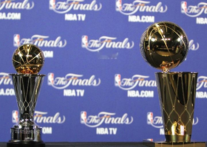 NBA官方今天公布了总决赛赛场图，赛场中间将印有总冠军奖杯，两侧则有总决赛（fi