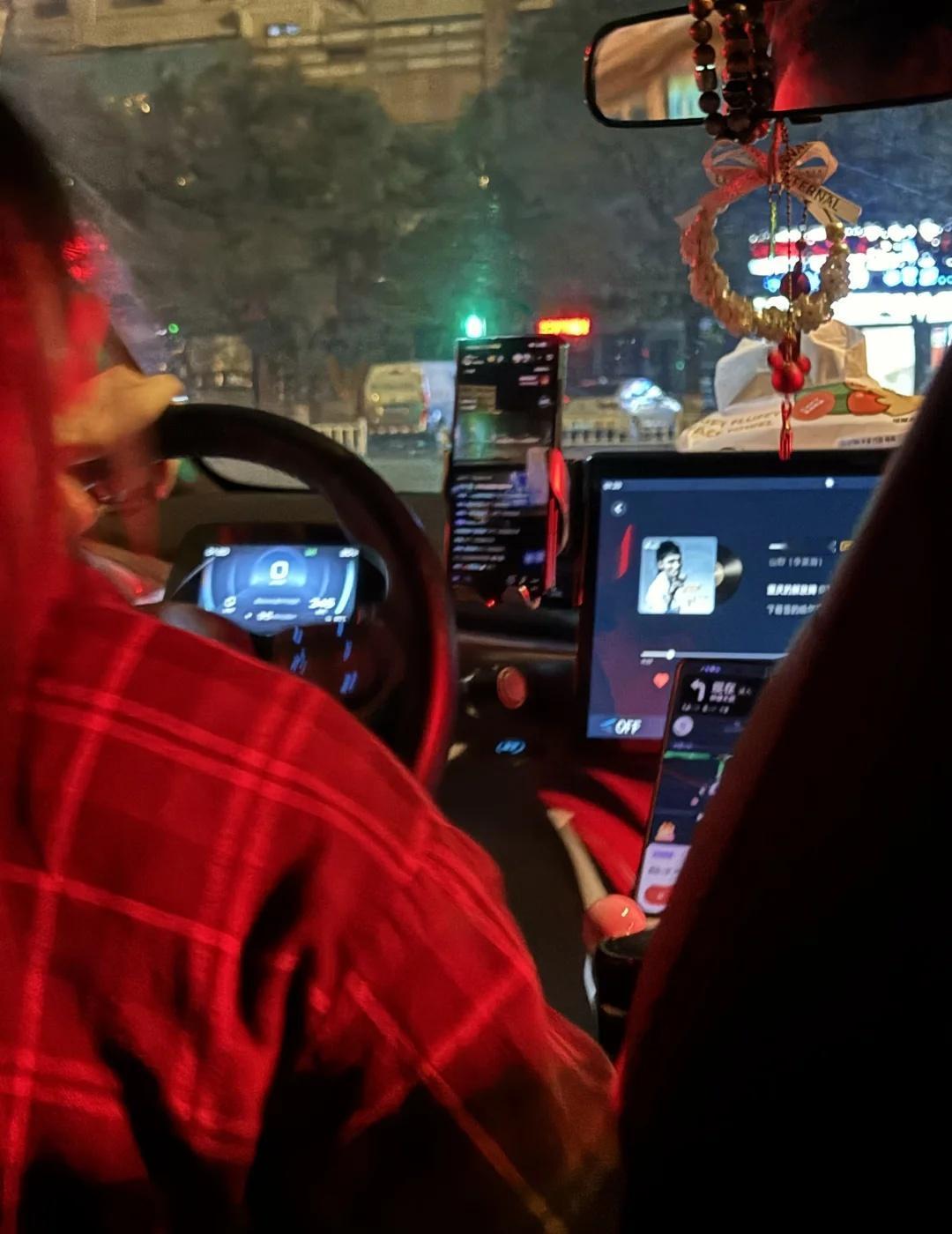 保护隐私！
跟朋友在外地打车，她心情不好，一上车情绪就绷不住了，（司机在没有任何