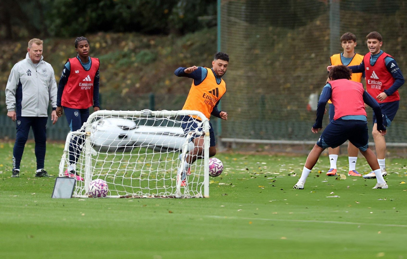 枪手旧将张伯伦跟随阿森纳青年队训练保持状态，暂无球可踢。阿森纳[超话] 枪手旧将