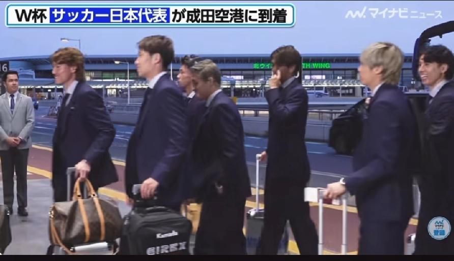 日本男足征战世界杯，穿衣打扮太亮了！不知道的，还以为娱乐圈明星男团！统一西服正装