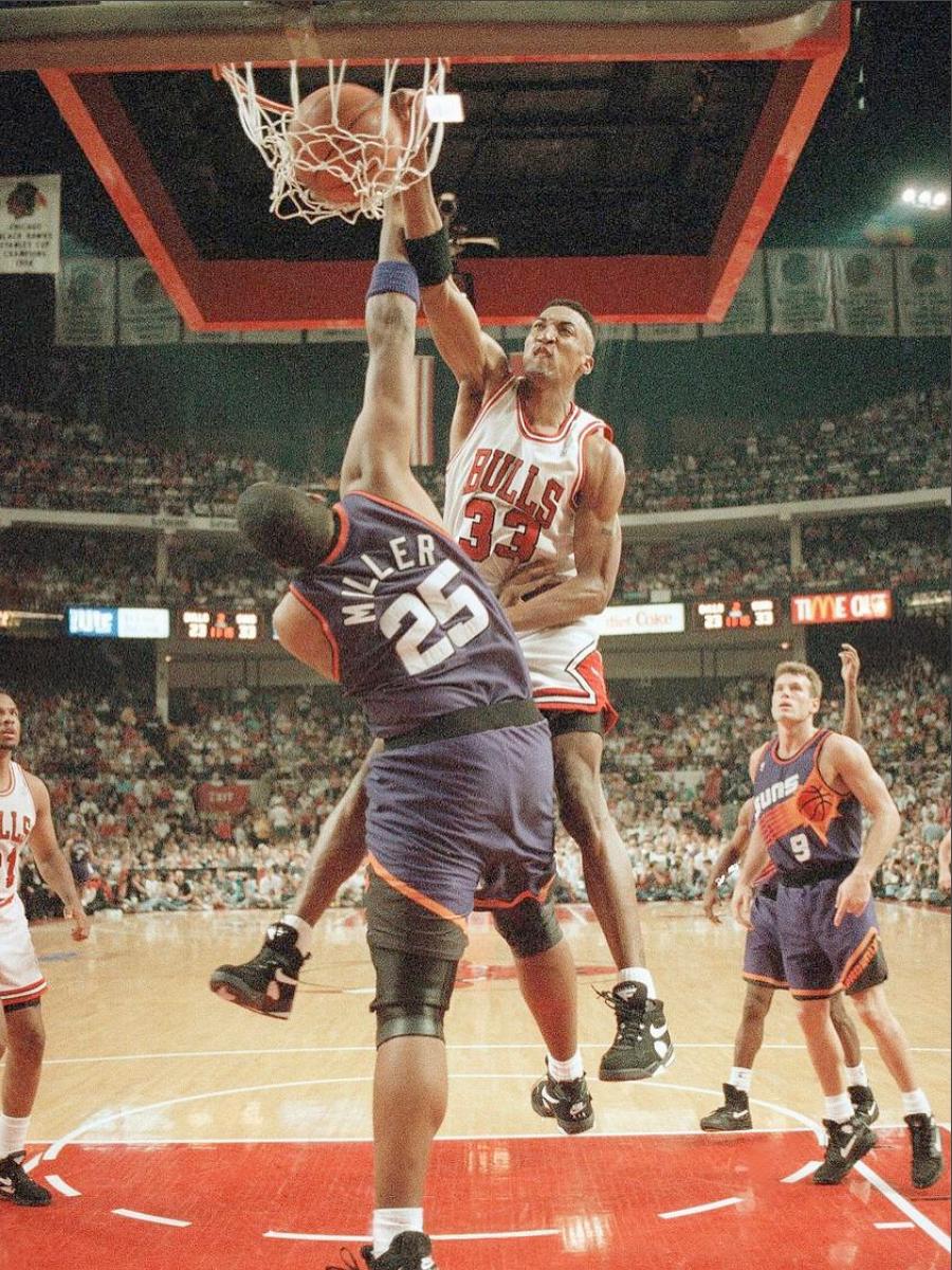 力劈华山！斯科蒂-皮蓬晒隔扣对手的旧照与球迷分享