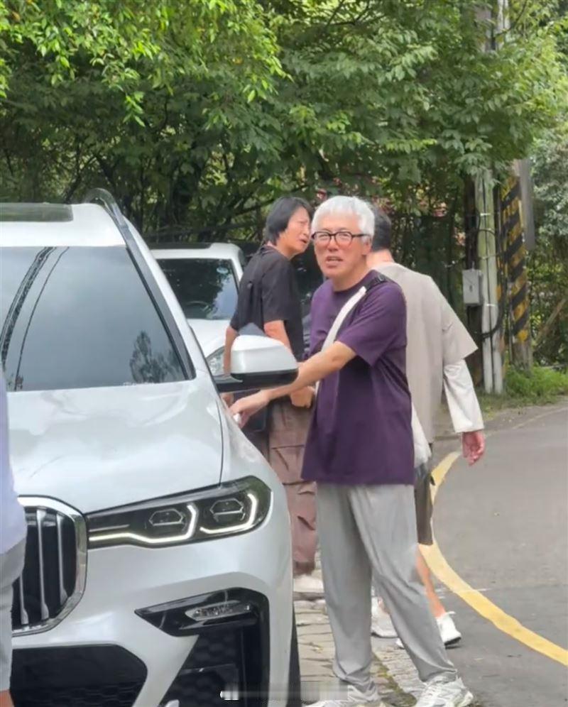张宇白发近照张宇近况 58岁张宇近日被路人偶遇，满头白发、身形清瘦。 ​​​