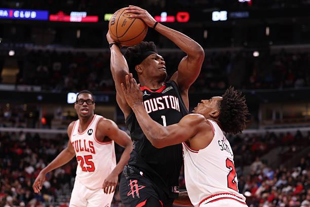 阿门不担任控卫后，其他方面的才能确实是能够发挥出来，他的打法更简单，空切和终结方