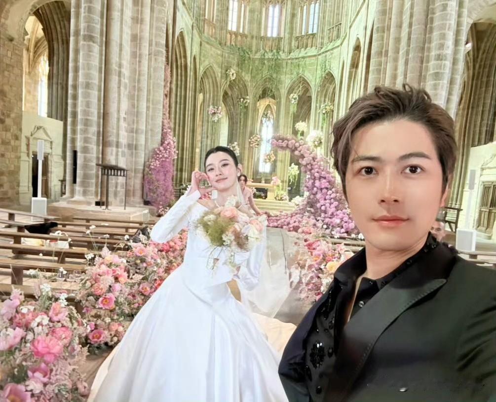 梁安琪去奚梦瑶婚礼不意外
王嘉尔去了也不惊奇
可万万没有想到，这个男人也去了她的