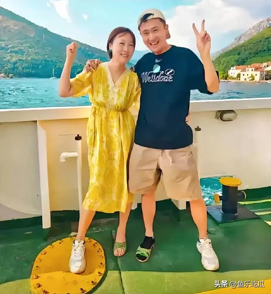 杨帆和妻子的浪漫旅行，合照中甜蜜恩爱，妻子温婉尔雅，美丽大方，杨帆对妻子照顾有加