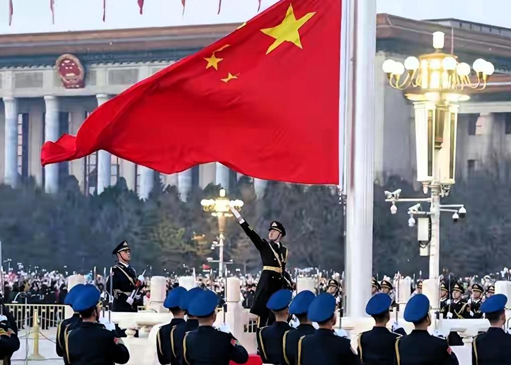 是谁觉醒了中国
 
总有很多人会问，百年前积贫积弱、任人宰割的中国，到底是谁唤醒