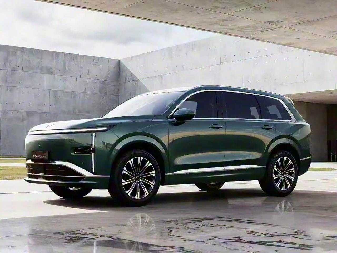 五菱星光L PHEV是一款全新中大型SUV，搭载插电混动系统，受到了广大网友们的