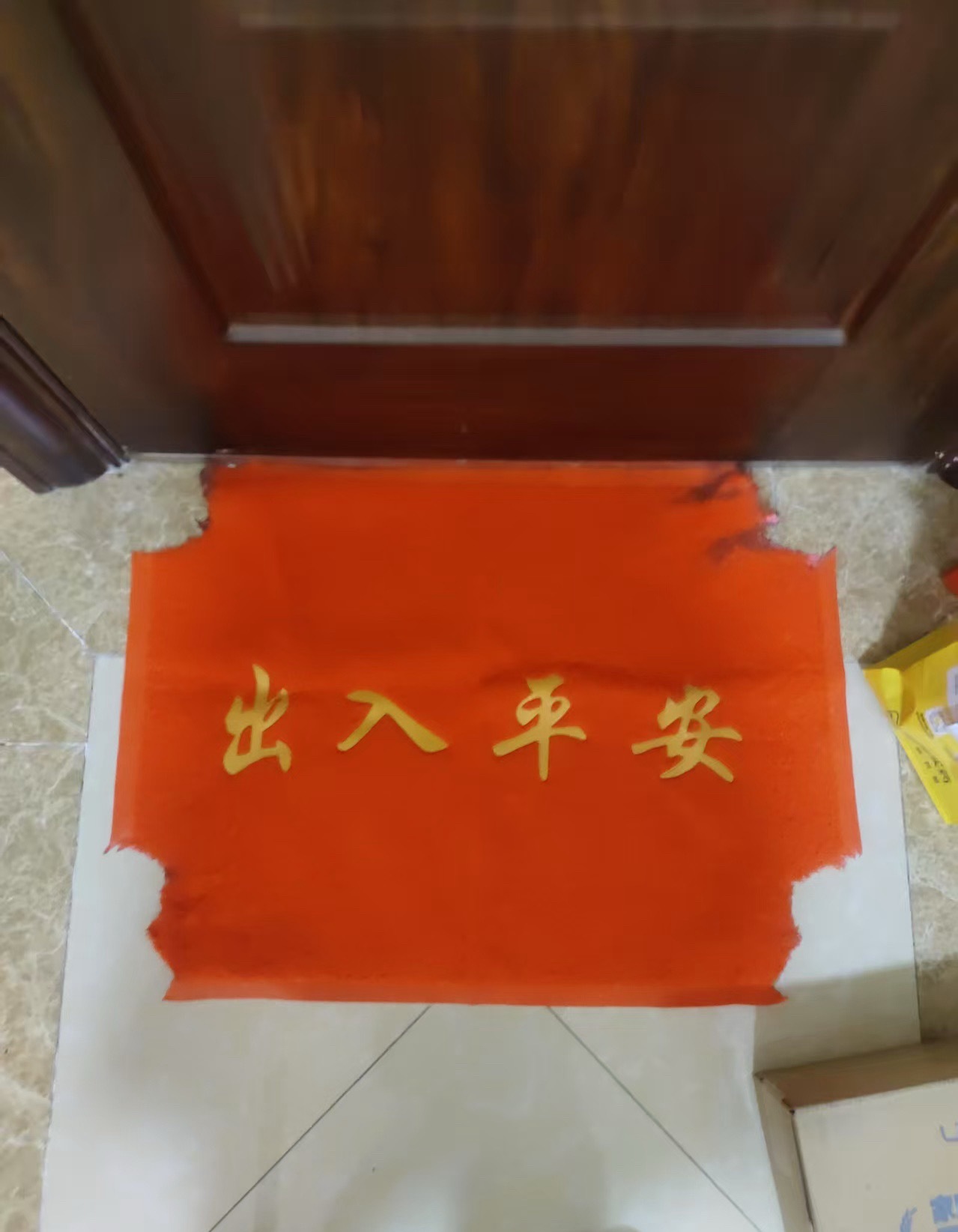 今天刚到的地垫，怎么是这样，被烧了还是被狗啃了？？不是，这对嘛[裂开] ​​​