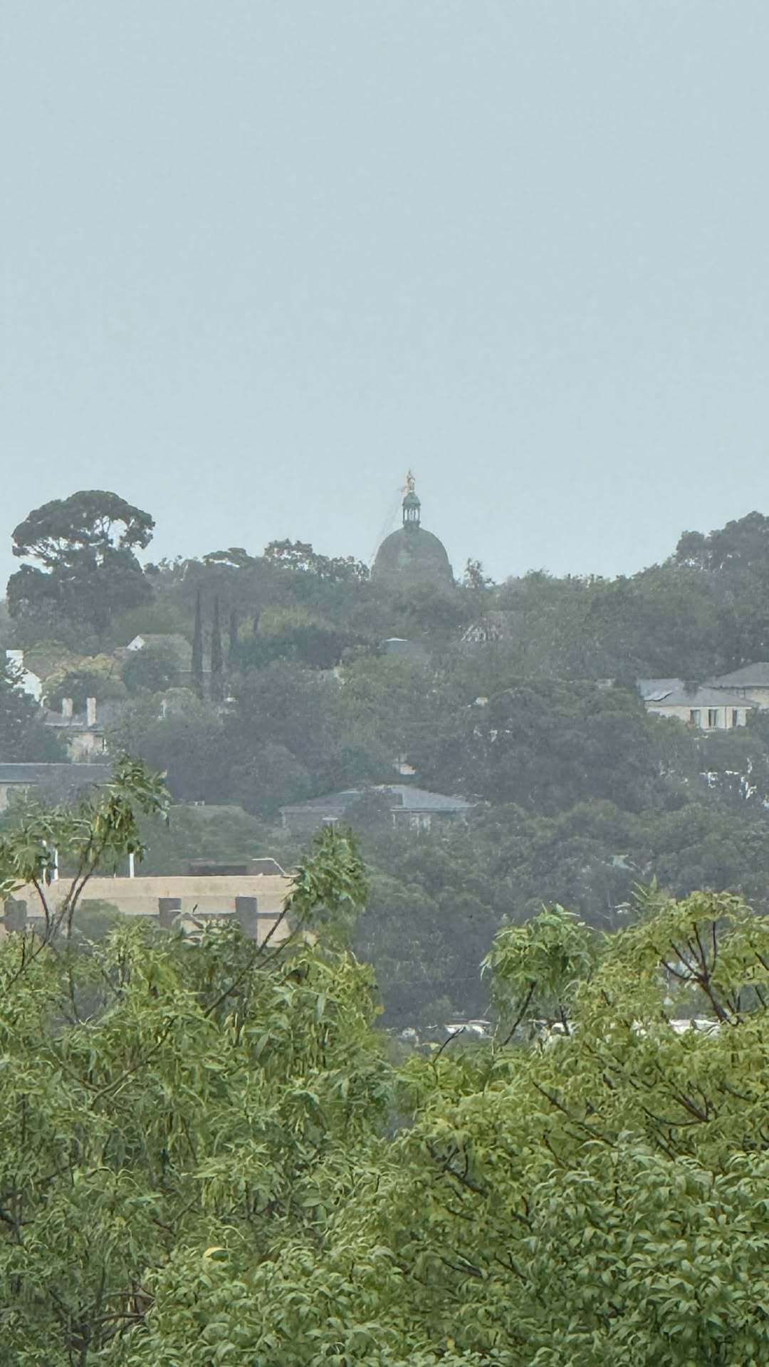 杰伦：看着这景色 弄歌 其实还可以下着小雨 但我却唱跟雨无关的歌🤣 