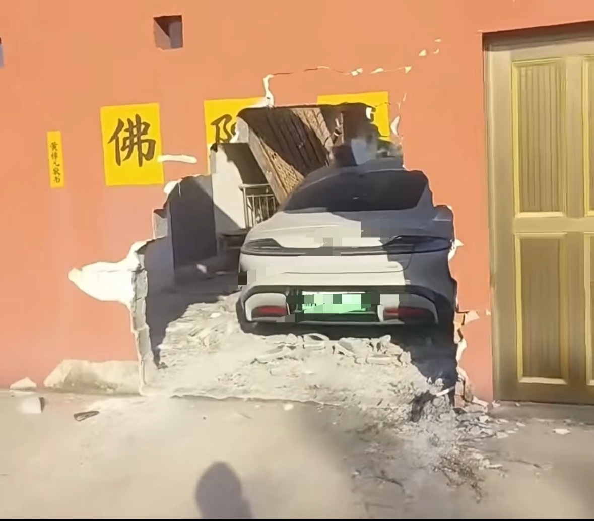 新能源 实在不想发这个品牌了，你能不能争气点，别哪都去撞？ 