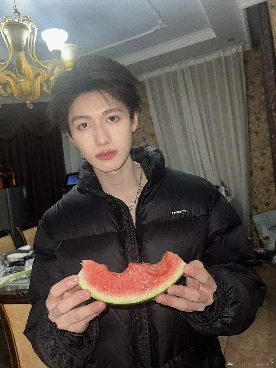 苏新皓是不是给他老公朱志鑫做减脂餐吃了？？不然老朱这段时间咋瘦这么多？？？朱苏