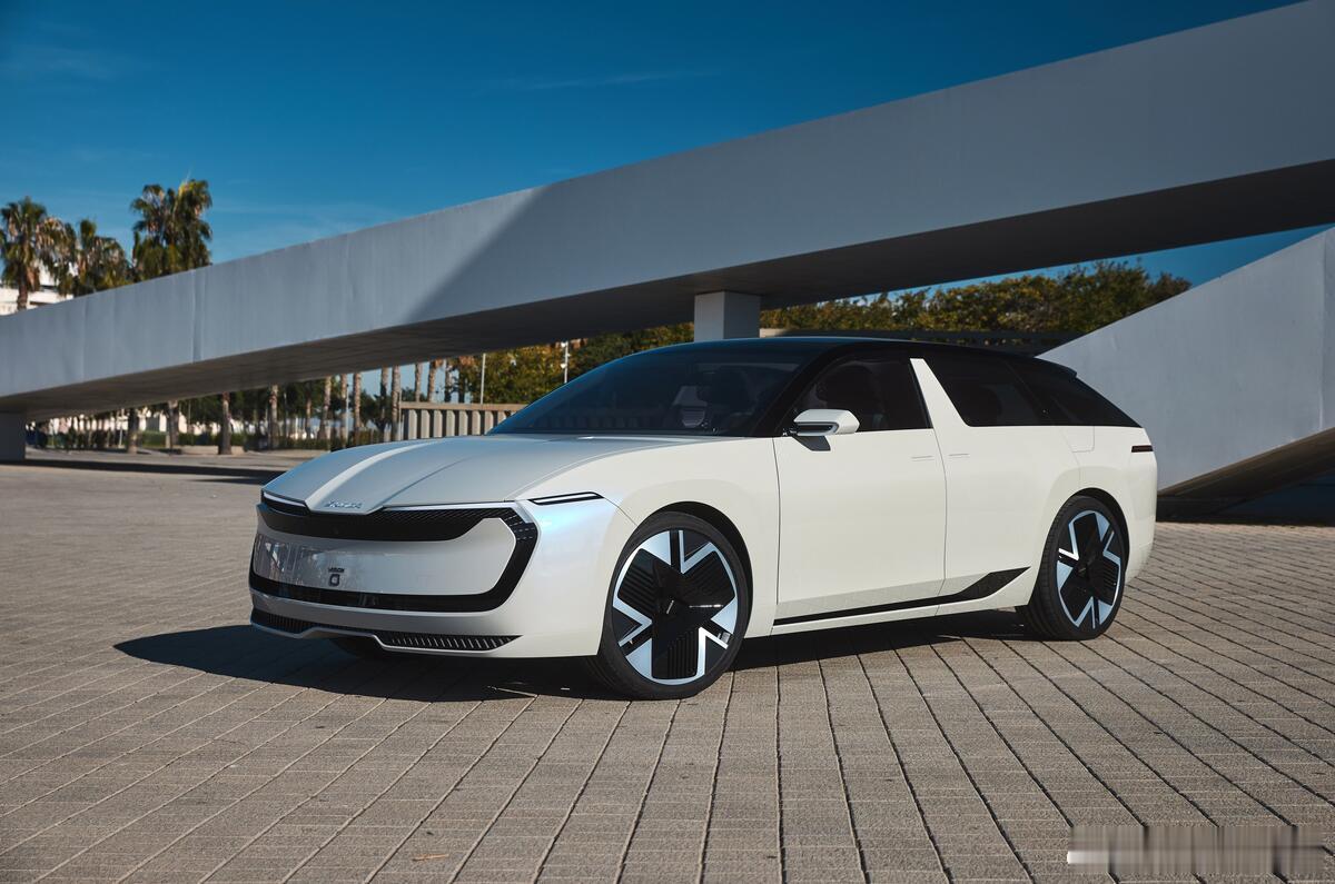 这车如果只看外表，我还以为是奥迪的“audi”品牌电车，这设计风格太像了。看了之