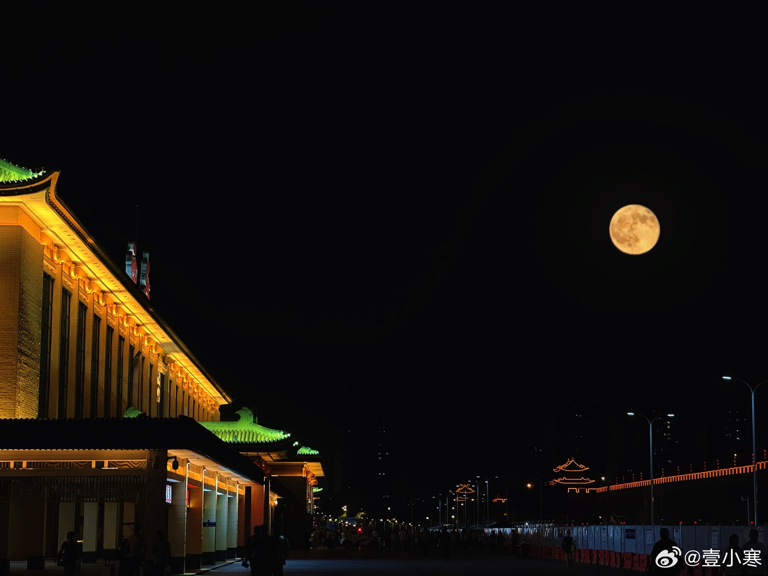 随手拍西安今天的月亮🌜  ​​​