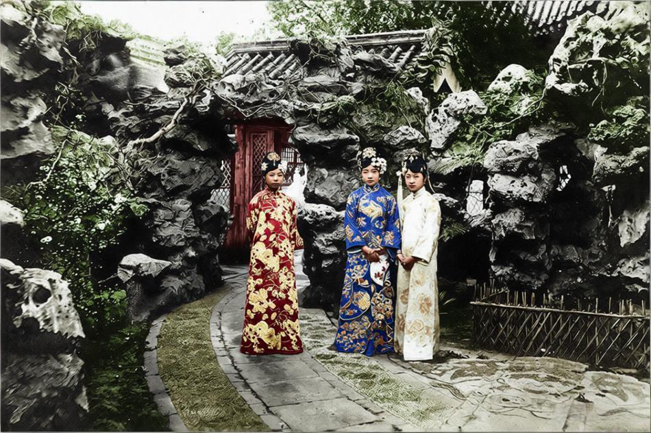 这张照片拍摄于20世纪20年代，紫禁城御花园内的一处假山，氛围幽静雅致。
人物左