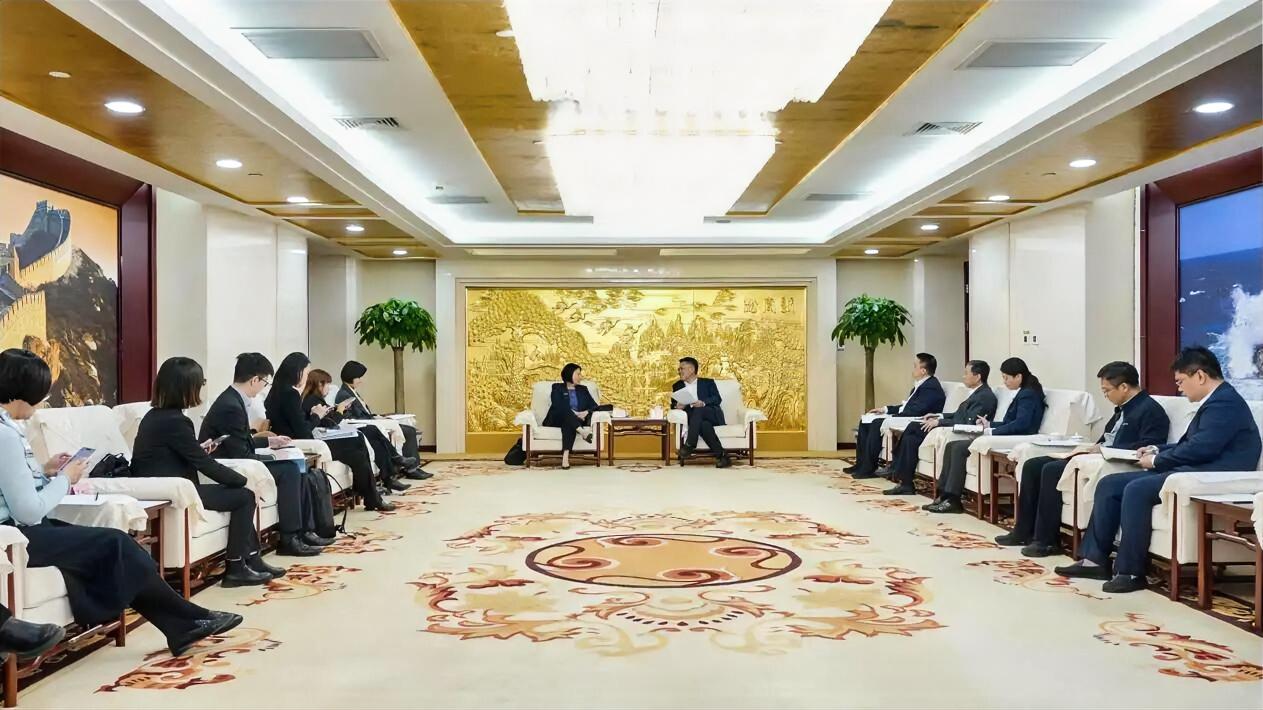 3月19日，中国黄金集团有限公司党委书记、董事长周洲在集团总部会见了香港特区政府