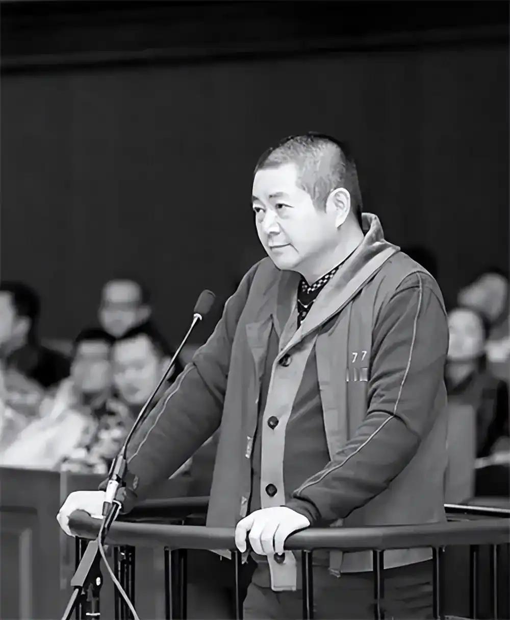 2012年，内蒙的一老板欠下高利贷5000万元，被债主装进铁笼沉入80米水库，2