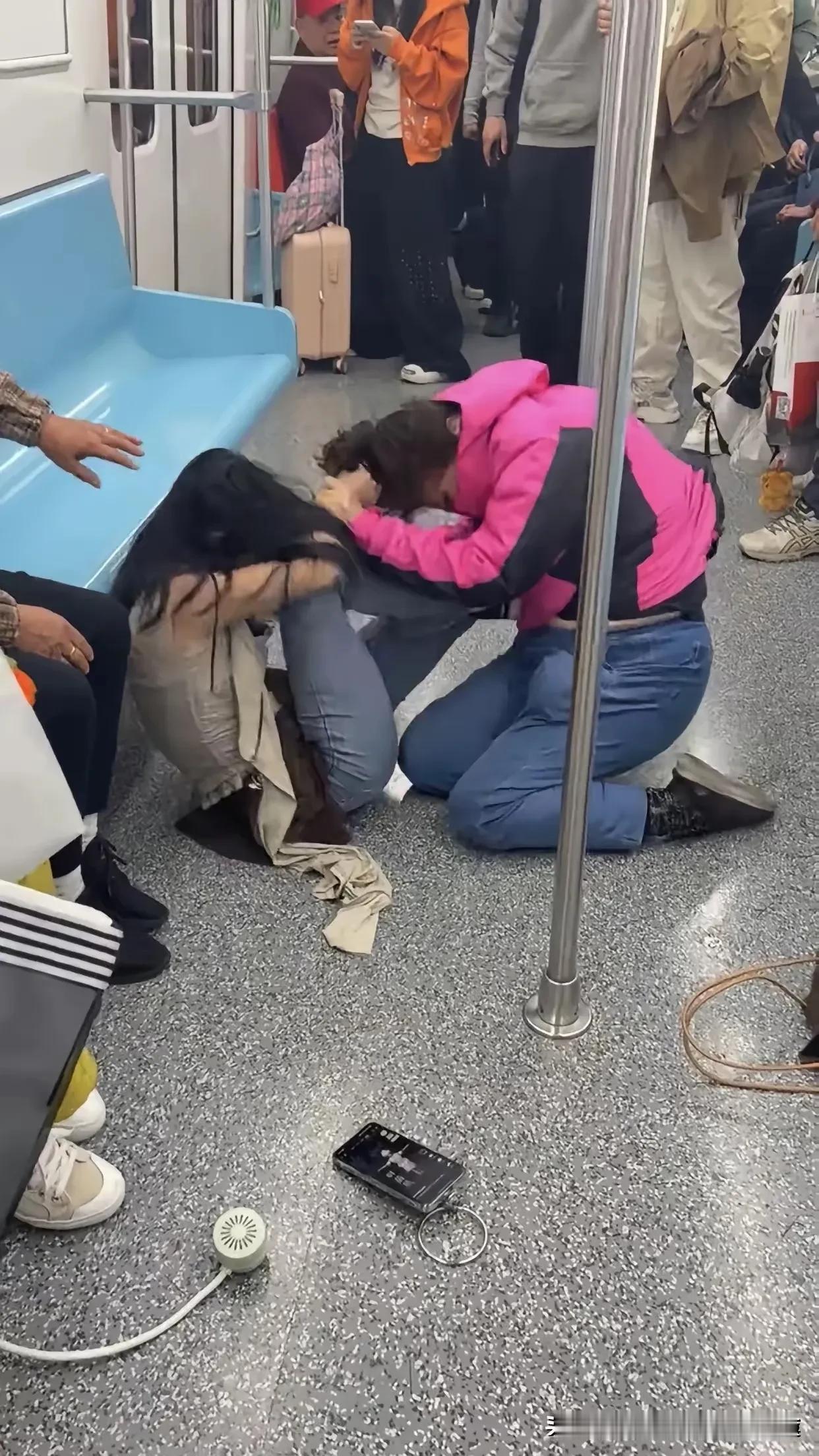 问大家一个问题，如果你上地铁，走动时不小心碰到了对方，没有说对不起，却被对方踢了