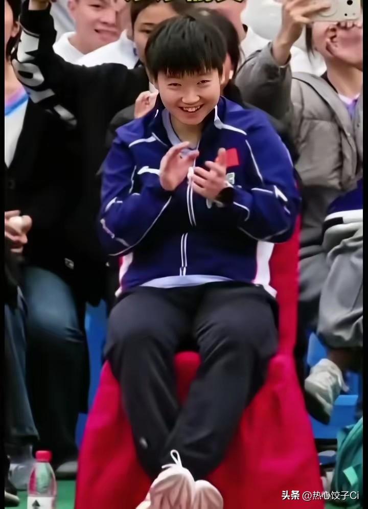 重庆冠军赛国球进校园活动，莎莎很放松，坐在那里，两只小脚丫不停的晃来晃去，太可爱