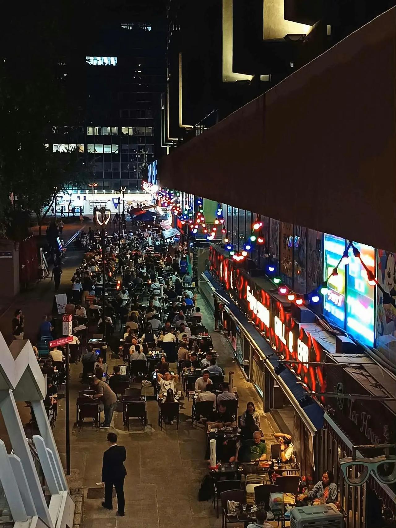香港网友说，自从今年人民币对美元汇率上升，内地到香港去消费的人明显增多了，香港人