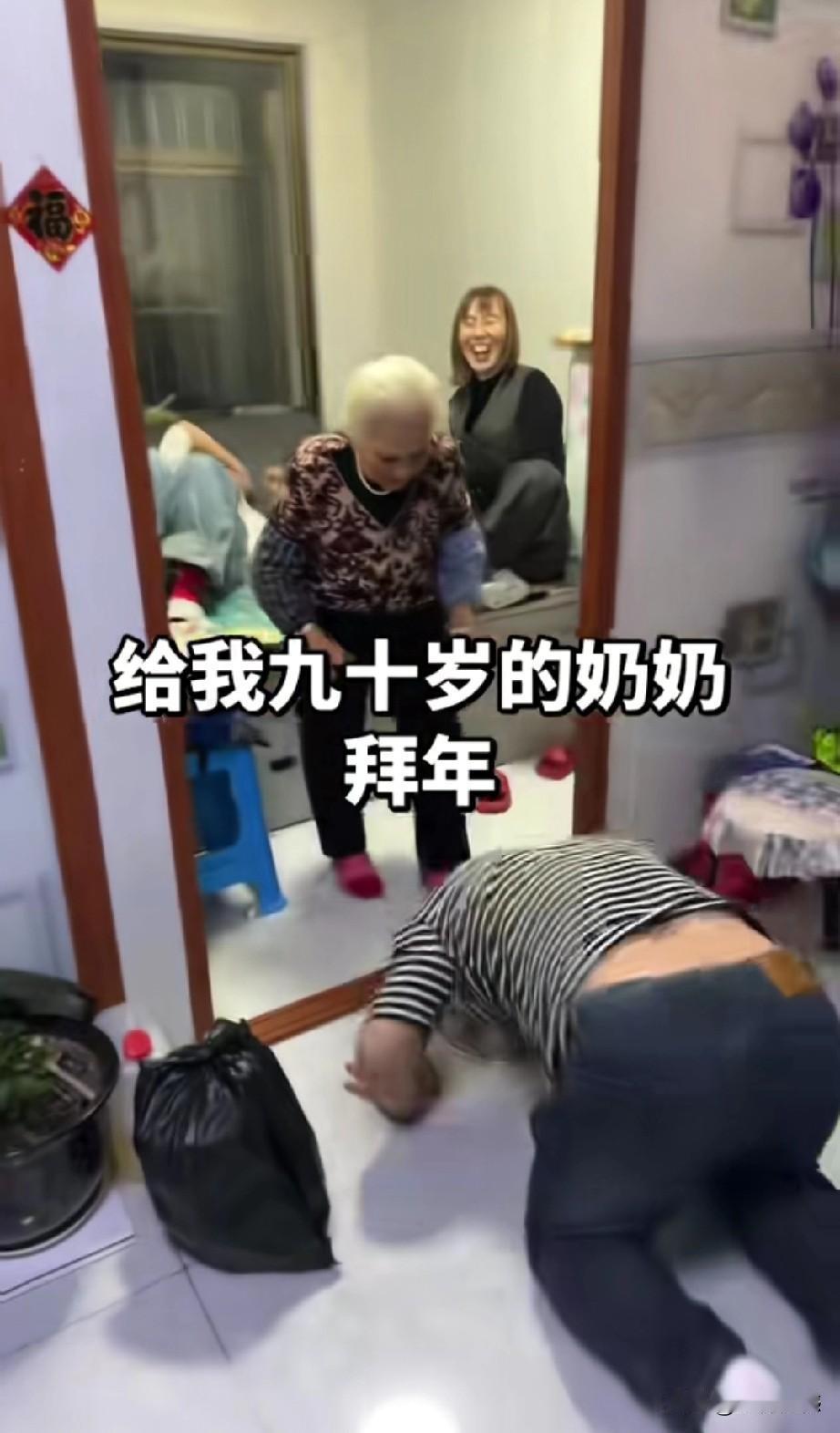 给老人拜年磕头，这是过去的一个优良传统，现在磕头的越来越少了，画面中的这个男子，