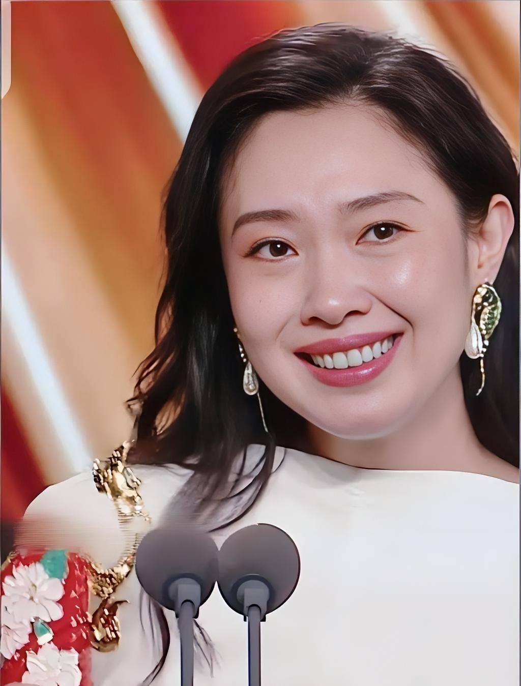 女演员里，我特喜欢王佳佳，不是因她有多漂亮，也不是因她演技有多好，而是因她长的就
