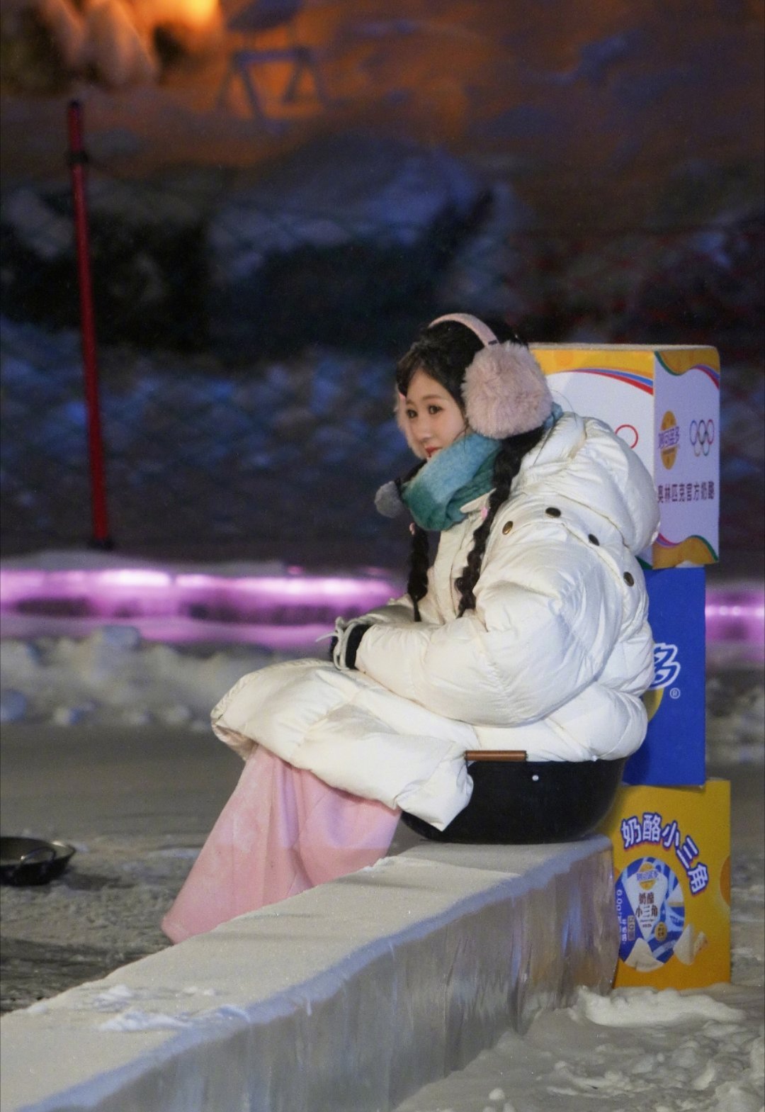 邢菲这个铁锅好不好玩我不行了吧看你坐在铁锅中好大一种违和感